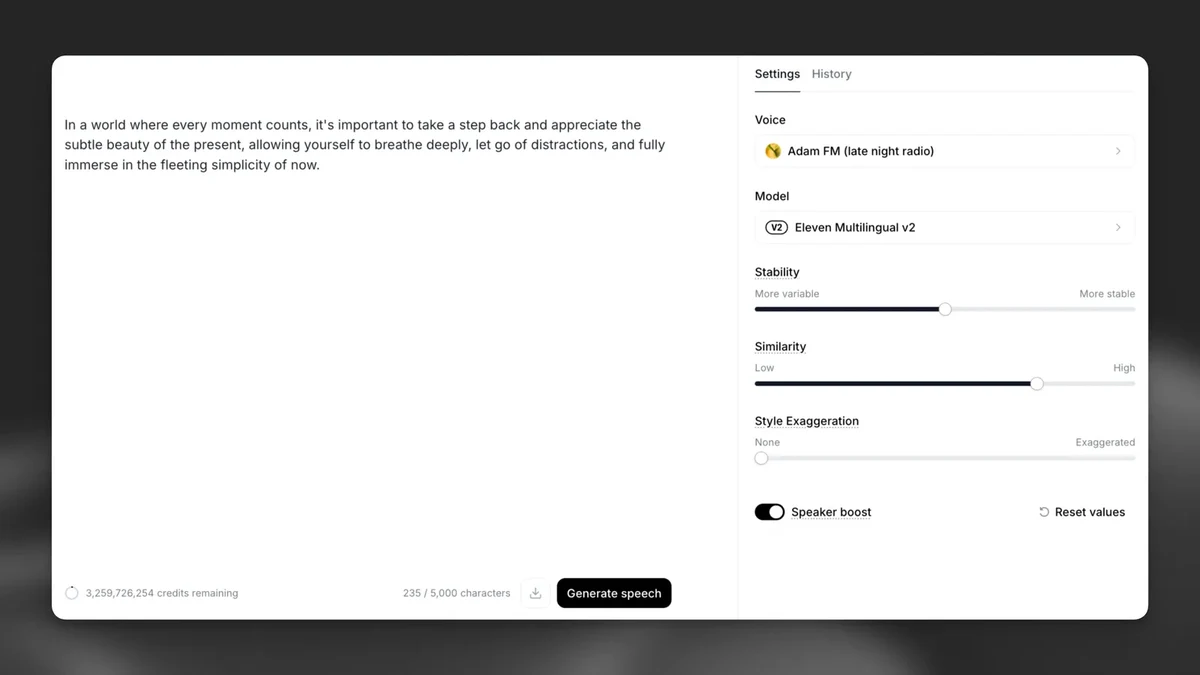 Интерфейс ElevenLabs Text to Speech: слева большое поле с текстом для озвучки, справа выбор голоса и модели и ползунки Stability, Similarity и Style Exaggeration