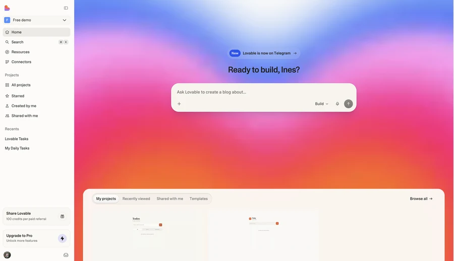 Стартовый экран Lovable: поле промпта «Ready to build» на ярком градиенте и список проектов